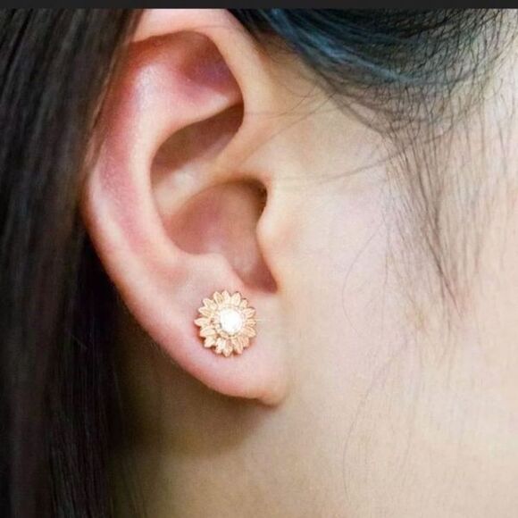 The Dainty Daisy gold and crystal flower stud earrings - Picture 4 of 4